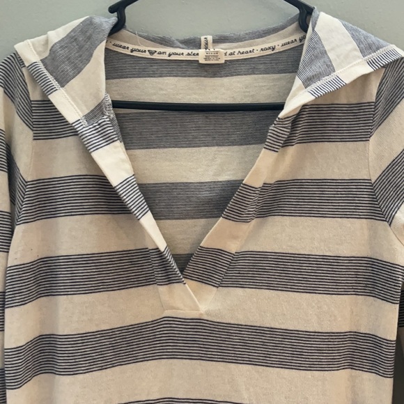 Cute Roxy pull over - Picture 12 of 16